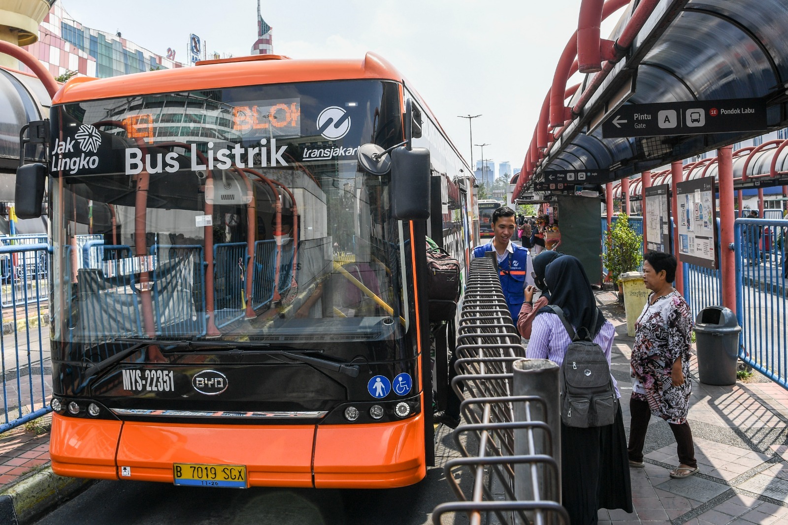 雅加達省政府規劃購今年投入100輛電動巴士行駛於雅加達街頭，目前已有52輛上路  圖／攝自Iprahumas Indonesia臉書